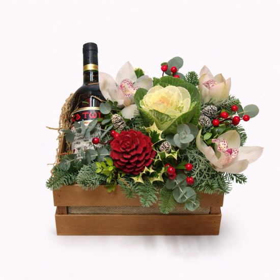 Χριστουγεννιάτικη σύνθεση με κρασί και ορχιδέες σε ξύλινο καφάσι