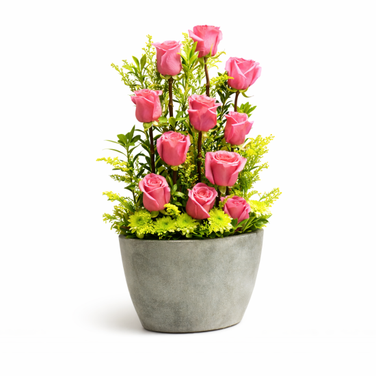 Κατακόρυφη σύνθεση με ροζ τριαντάφυλλα σε τσιμεντένιο κασπώ