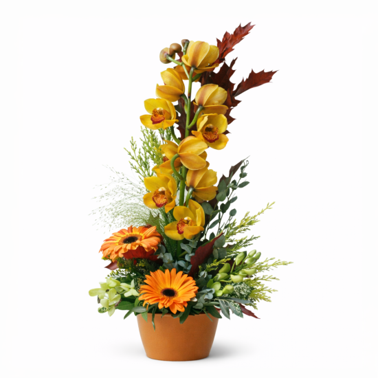 Κάθετη σύνθεση με κίτρινα cymbidium και πορτοκαλί ζέρμπερες σε κεραμικό κασπώ