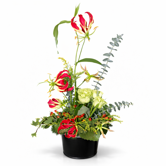 Κάθετη σύνθεση με γκλόριοζα και τριαντάφυλλα σε μαύρο κασπώ