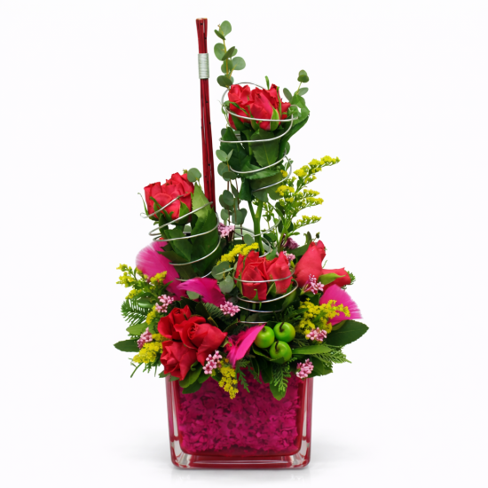 Design σύνθεση με κόκκινα τριαντάφυλλα και ευκάλυπτο σε γυάλινο δοχείο