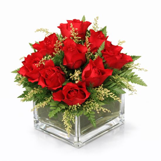 Σύνθεση με κόκκινα τριαντάφυλλα σε τετράγωνο γυάλινο vase
