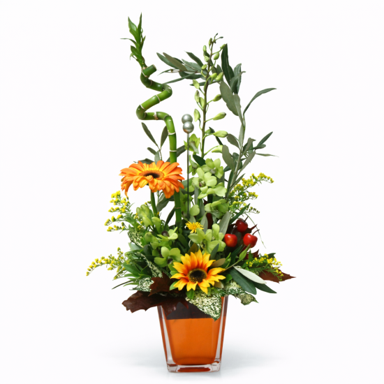 Κατακόρυφη σύνθεση με πορτοκαλί ζέρμπερες και lucky bamboo σε γυάλινο vase