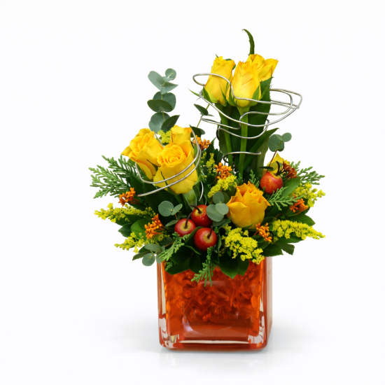 Design σύνθεση με κίτρινα τριαντάφυλλα σε πορτοκαλί γυάλινο vase