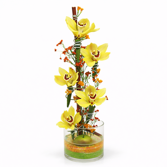 Minimal κατακόρυφη σύνθεση με κίτρινες ορχιδέες σε γυάλινο vase