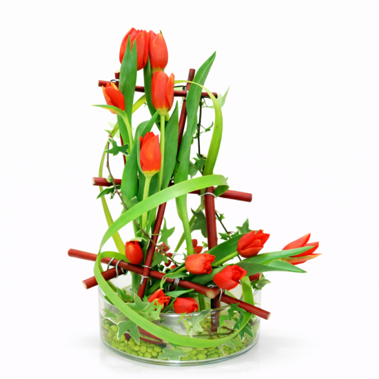 Αρχιτεκτονική σύνθεση με κόκκινες τουλίπες σε γυάλινο bowl