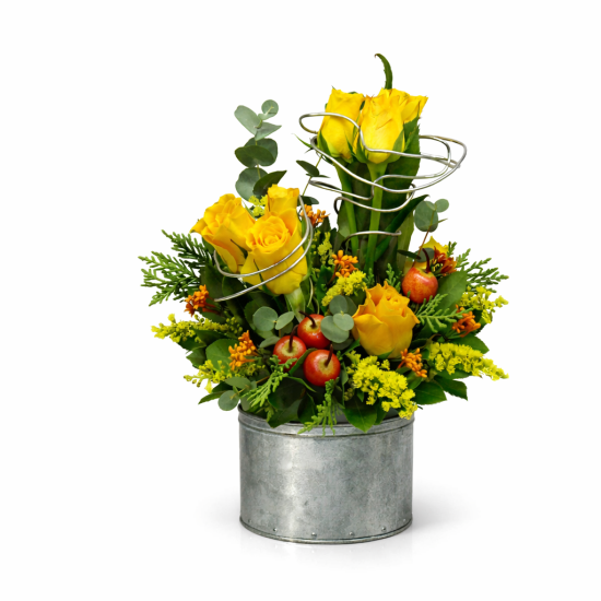 Μοντέρνα σύνθεση με κίτρινα τριαντάφυλλα και μεταλλική γραμμή