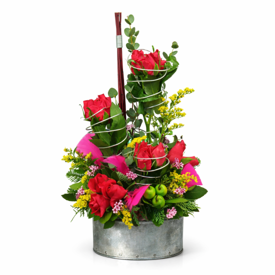 Γραμμική σύνθεση με κόκκινα τριαντάφυλλα και μεταλλική γραμμή