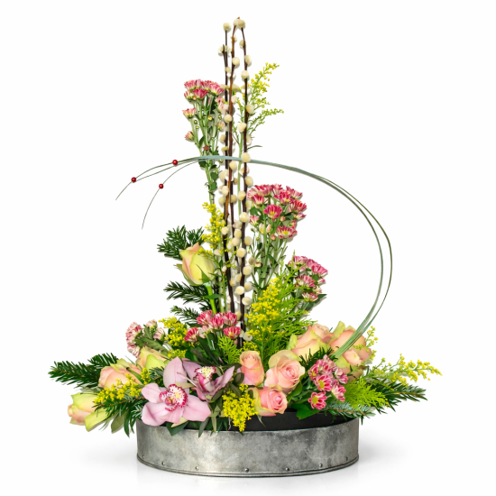 Ασύμμετρη σύνθεση με ορχιδέα και τριαντάφυλλα σε μεταλλική βάση