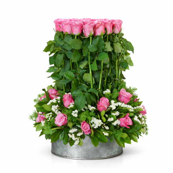 Κάθετη σύνθεση με ροζ τριαντάφυλλα σε μεταλλική βάση